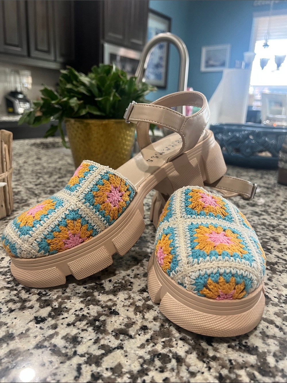 EXCELLENT  CONDITION Journee Collection Dorit Women’s Crochet Platform Sandals